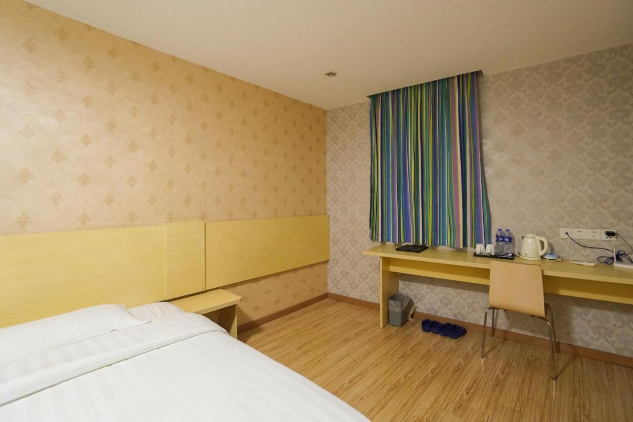 Jia Mei Xin Holiday Hotel Baiyun Airport Branch Гуанчжоу Экстерьер фото